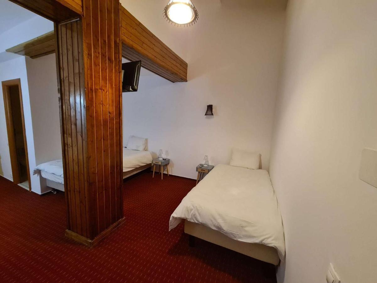 Karma Coffe&Room'S Bukares Bagian luar foto